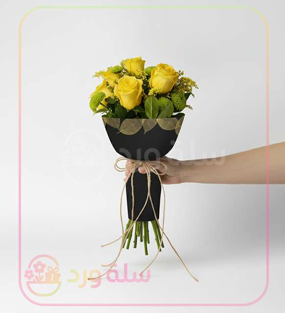 باقة الورود الصفراء الفاخرة بتغليف أسود مزخرف