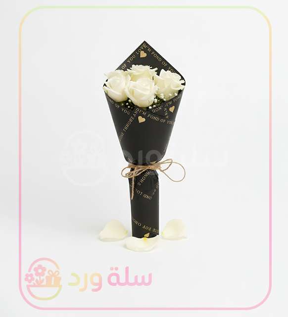 باقة الجوري البيضاء بتغليف أسود ذهبي أنيق