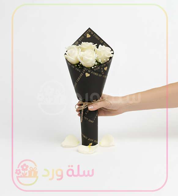 باقة الجوري البيضاء بتغليف أسود ذهبي أنيق